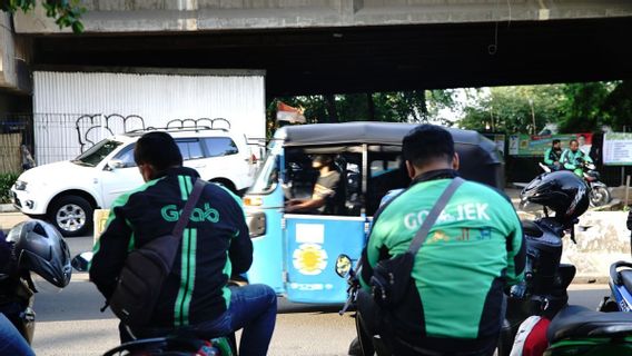 不要在乘客和 Ojek 司机之间安装座椅密封件