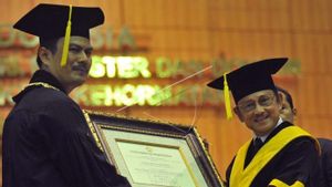 Mantan Presiden B.J. Habibie Dapat Gelar Doktor Honoris Causa dari Universitas Indonesia, 30 Januari 2010