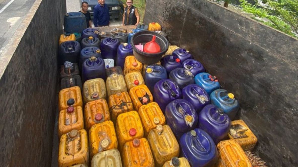 西邦加警方逮捕2.5吨柴油囤积物