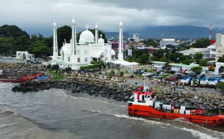 2 Kapal Pengangkut BBM Terdampar di Pantai Padang Diterjang Ombak Saat Cuaca Ekstrem