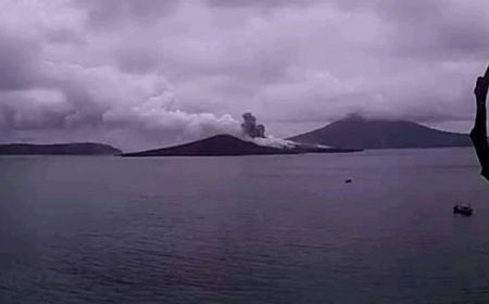 Gunung Anak Krakatau Erupsi, Lontarkan Abu Setinggi 100 Meter