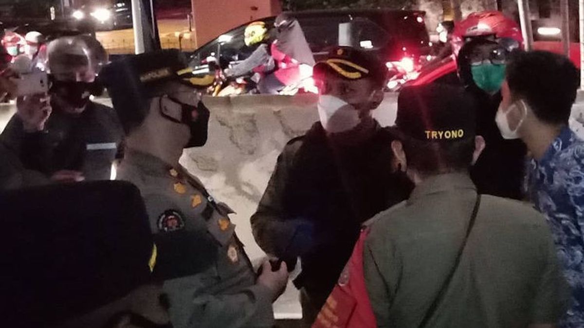 La Police Inspecte PPKM Au Café Pulogadung, Des Disputes Ont Eu Lieu