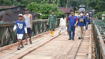 Traqué par le temps, un soldat de l'armée nationale termine un pont Bailey de 33 mètres dans le centre de Tapanuli en quelques jours