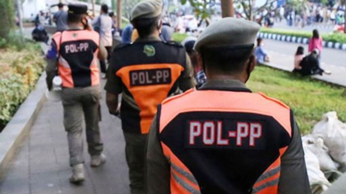 470 Satpol PP Jakpus Dilengkapi Jas Hujan Ikut Mengamankan Perayaan Natal