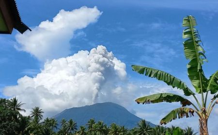 Gunung Ibu Halmahera Luncurkan Abu Setinggi 1.000 Meter