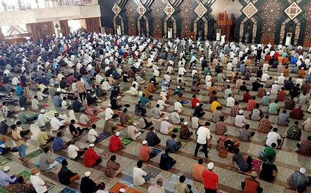 Meski Pandemi, Masjid Agung At-Tin tetap Selenggarakan Shalat Jumat,  Tapi dengan Prokes Ketat