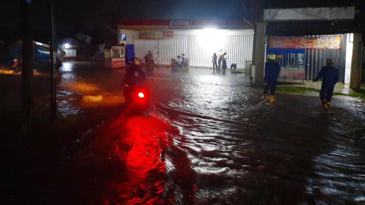 Cerita Warga Melihat Akses Jalan Cisoka-Tigaraksa Banjir 60 Sentimeter, dan Tidak Pernah Ada Solusi