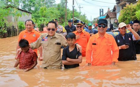 Pj Gubernur Jawa Timur Sambangi Korban Banjir di Pasuruan, Ingin Benahi Daerah Rutin Banjir