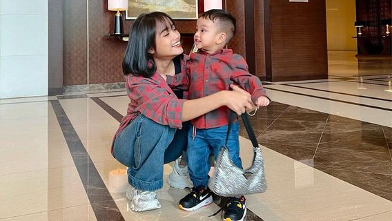 3 Fuji's Behavior When Raising Atta Halilintar's Daughter Praised By Netizens: Learning From Gala