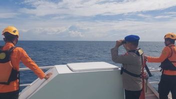 فريق البحث والإنقاذ يبحث عن ثمانية أفراد من الطاقم المفقودين في المياه المحيطة ب tanggamus ، لامبونغ