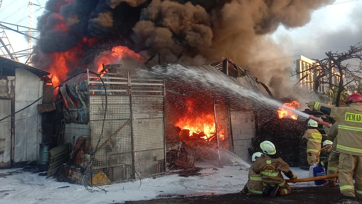 ラワ・ベベック・カクンにある火山タイヤ倉庫が火災に遭う