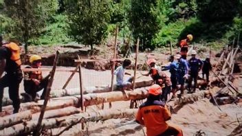 SAR Team Evacuates 10 Residents Isolated By Luwu Disaster