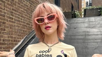 海莉·威廉姆斯(Hayley Williams)在她的歌曲《Solonya》中公开了关于种族主义国家歌手的形象