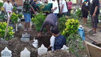 Isak Tangis di Pemakaman Kakak Beradik Korban Tenggelamnya KMP Yunicee 