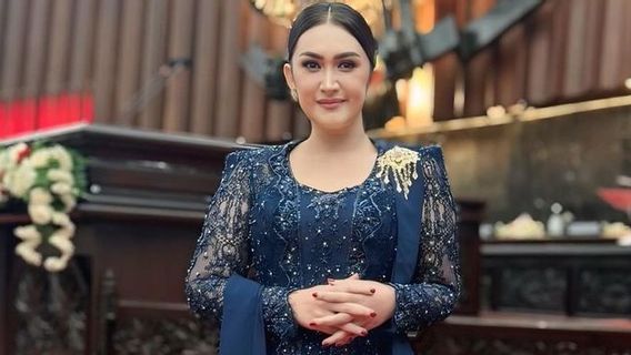 صورة ل 9 فنانين عند افتتحتهم أعضاء في مجلس النواب في جمهورية إندونيسيا 2024-2029 ، يرتدون كيبايا الجميلة