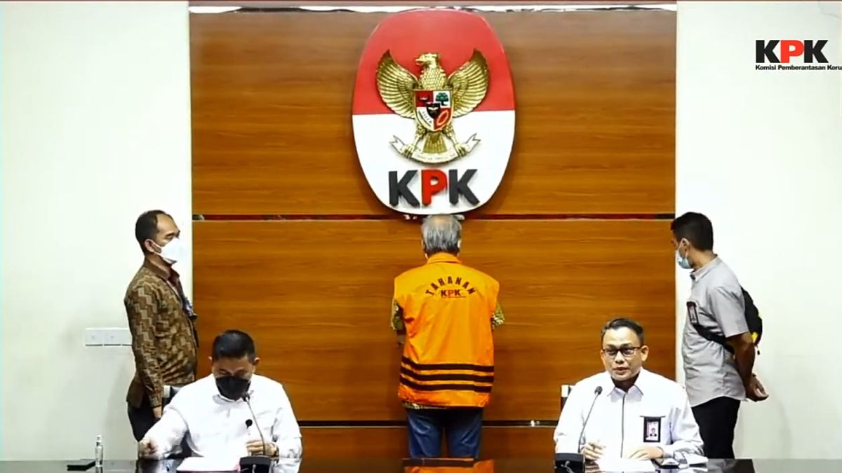 2018年以来容疑者となり、建設部門の責任者であるアディ・カリヤはついにKPKに拘束された