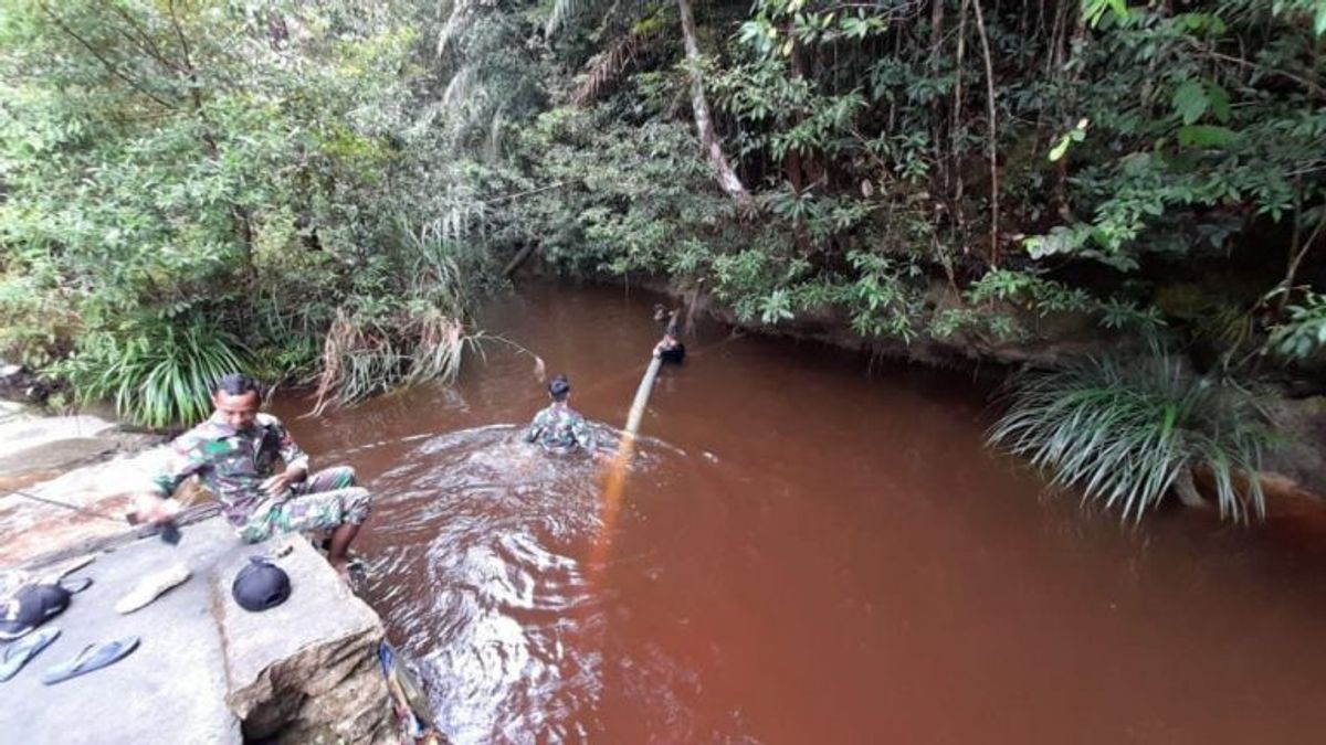 Satgas Yonif 144/JY Bantu Perbaiki Pipa Sumber Air Bersih yang Pecah di Kab Sintang