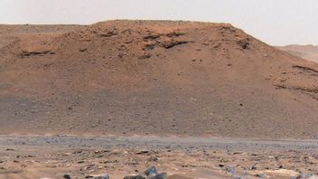 Pola Tanah Aneh di Dasar Kawah Mars Tertangkap Satelit Legendaris NASA