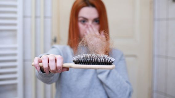 Kiat Menyuburkan Rambut Tipis dan Rontok dengan Minyak Esensial 