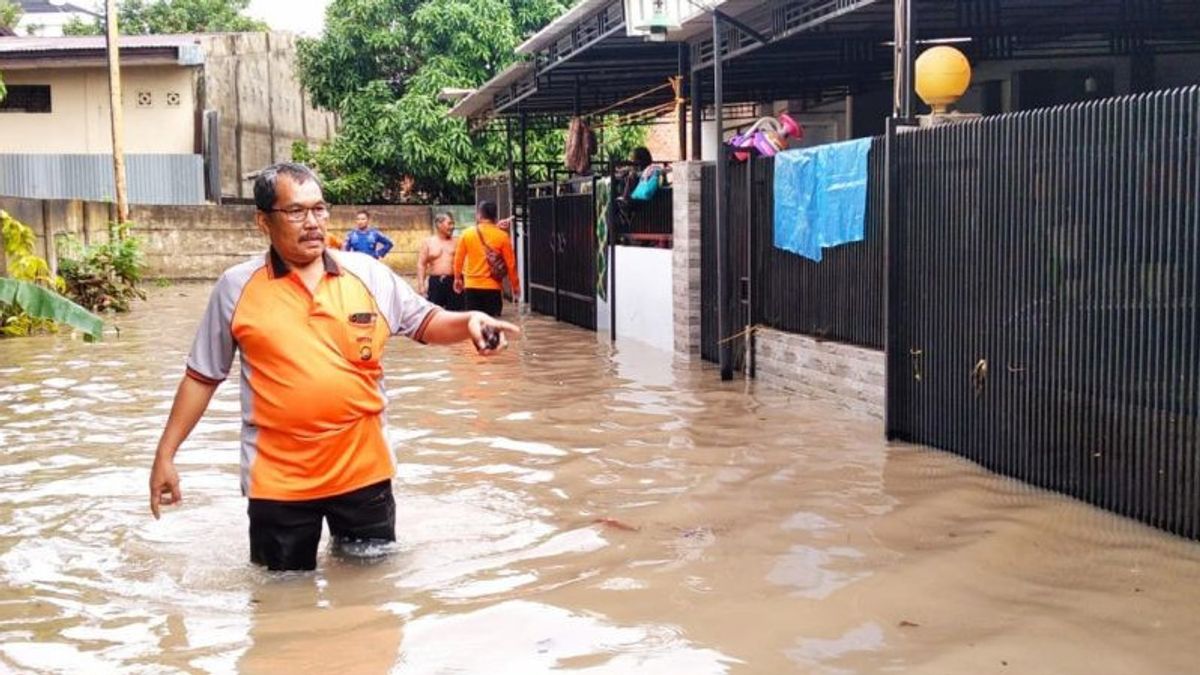 Drainase Buruk Bikin Jambi Banjir, Polisi Terjunkan Personel Evakuasi Warga