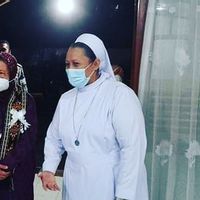 门索斯 · 里斯玛在唱歌时被 Ntt Nuns 触摸， "我在上帝的田野里工作" 