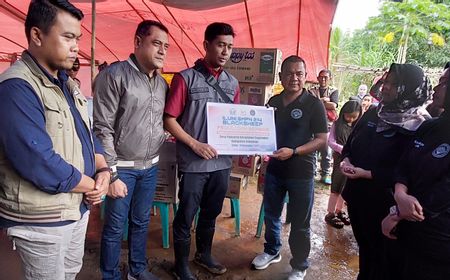 Hadiah dari ILUNI SMPN 214 Jakarta Kembalikan Senyum Anak Korban Bencana Alam Sukabumi