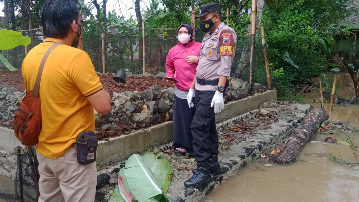 اكتشاف جيجر لجثة طفلة مغمورة بمياه الأمطار في كامبونغ كرويا سيلاكاب المغطاة بأوراق الموز