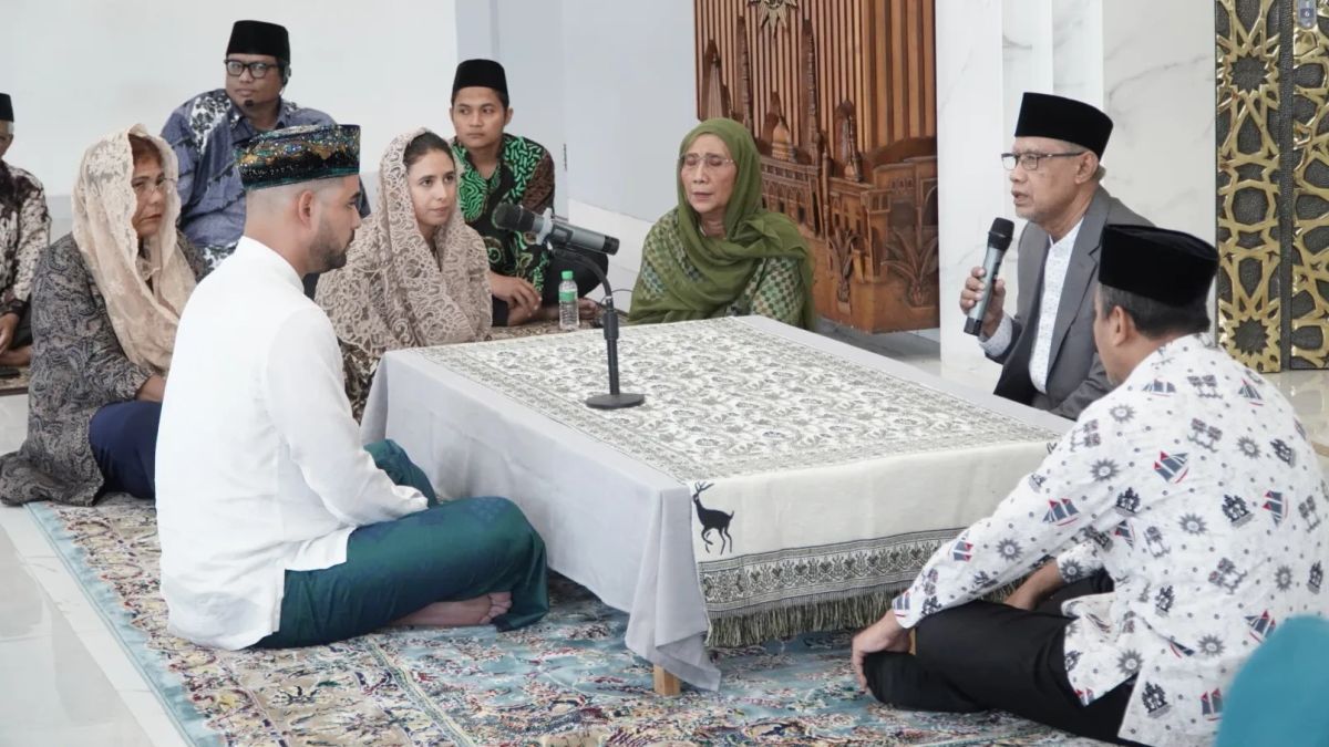 与Susi Pudjiastuti Nadine Kaiser的儿子结婚,Ikrar Syahadat Calon丈夫的过程由Ketum PP Muhammadiyah直接指导