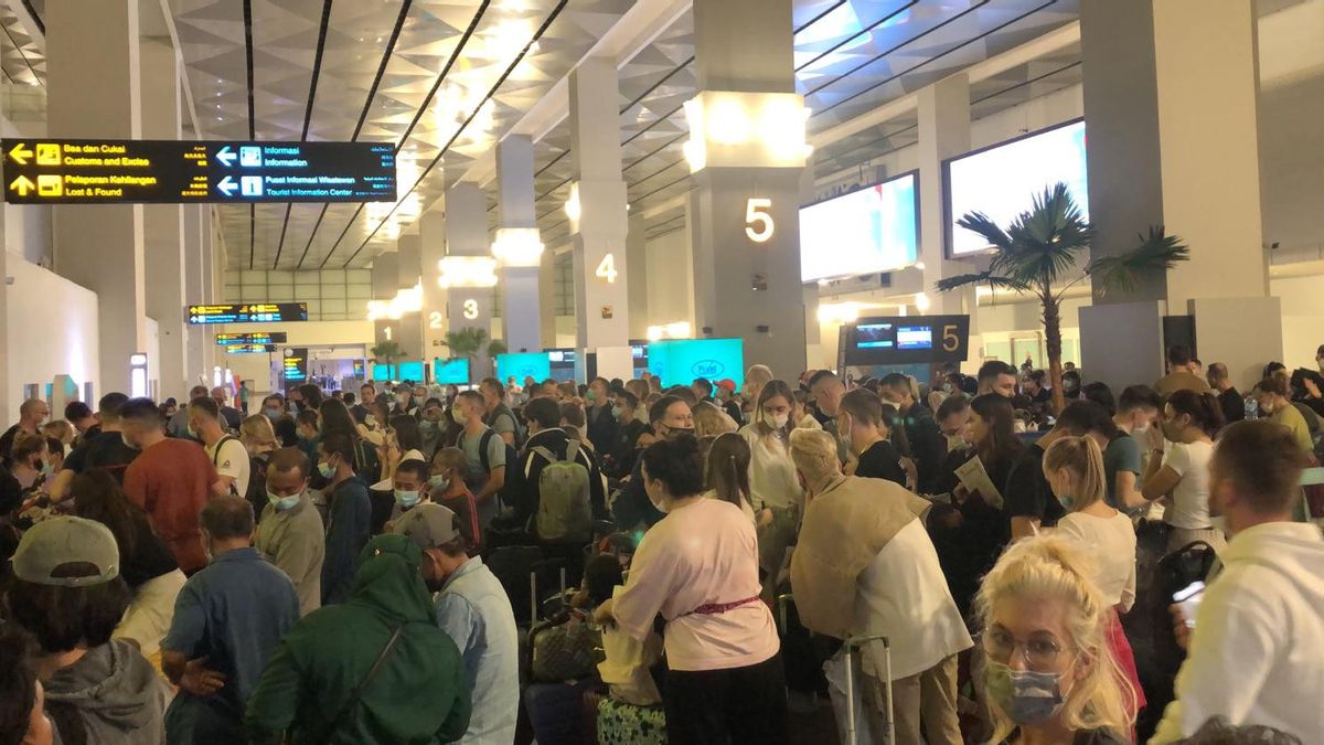 Viral Kerumunan 'Bule' di Terminal 3 Bandara Soekarno-Hatta, LaNyalla: AP II Harus Jelaskan ke Publik