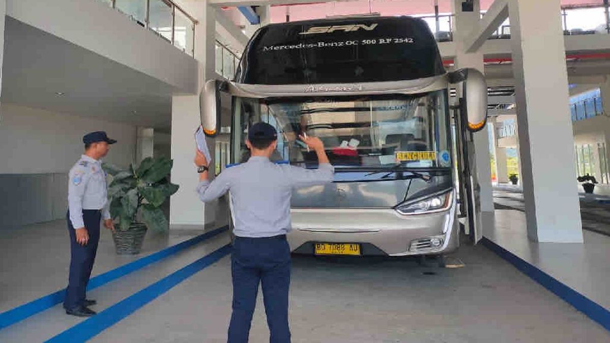 Le ministère des Transports a vérifié 388 bus touristiques pendant les vacances scolaires, 94 flottes non à dos