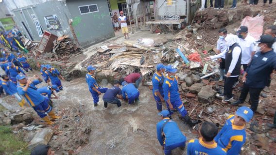 洪水で数十軒の家屋が流され、コフィファはPTPN XIIの土地でバニュワンギ鉄砲水の犠牲者を食べる準備をしています