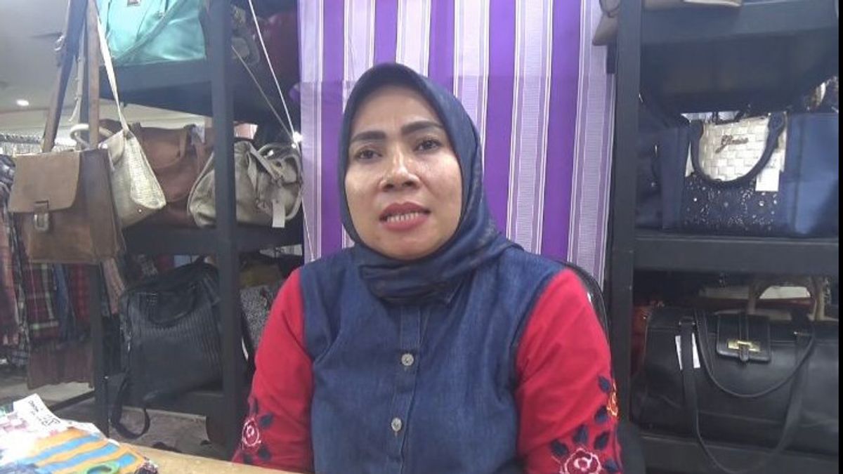 يطلب Ibu Neti ، بائع الملابس المستعملة المستوردة في Blok M ، وقتا لقضاء مخزون البضائع
