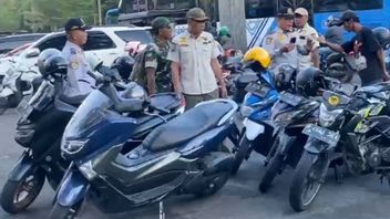 ar, une circulation perturbée, un agent conjoint a ordonné le stationnement sauvage à Cawang