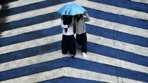 Hati-hati, BMKG Prediksi Hujan Ringan Dominasi Cuaca Indonesia di Hari Pertama 2023