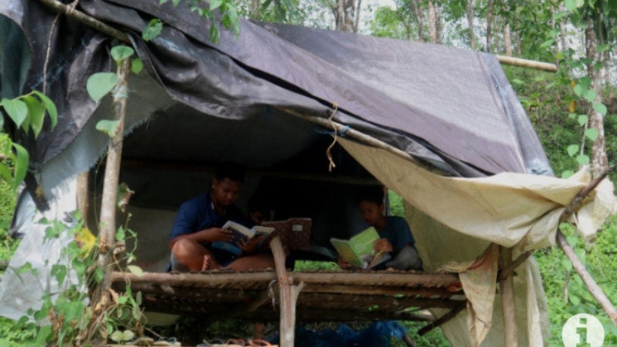 Masih Terjadi, Pelajar Cari Sinyal di Atas Bukit Demi Sekolah Daring