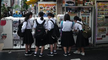 日本女学生的头发上禁止扎马尾辫，担心她们的后背会引发学生的性唤起