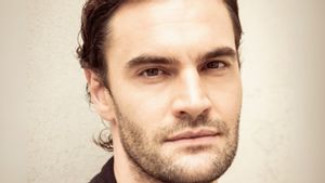 Tom Bateman Jadi Lawan Main Lily Reinhart dalam Film Adaptasi, <i>The Love Hypothesis</i>