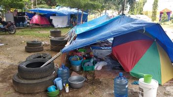 Residents Of Mamuju Earthquake Victims Are Still Holding In Emergency Tents
