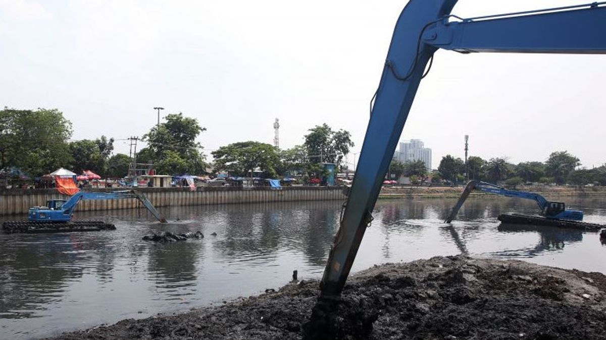 排水の発掘からの泥は、ブロックに西ジャカルタ市政府によって変換されます