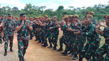 Panglima Kogabwilhan访问印度尼西亚 - 马来西亚Pamtas特遣部队的士兵