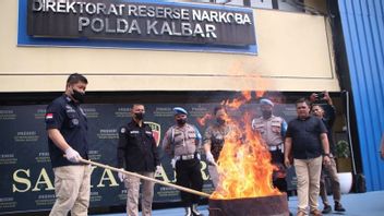 西加里曼丹地区警察从向清真寺周围发送的毒品案件披露中销毁了1.5公斤大麻的Barbuk
