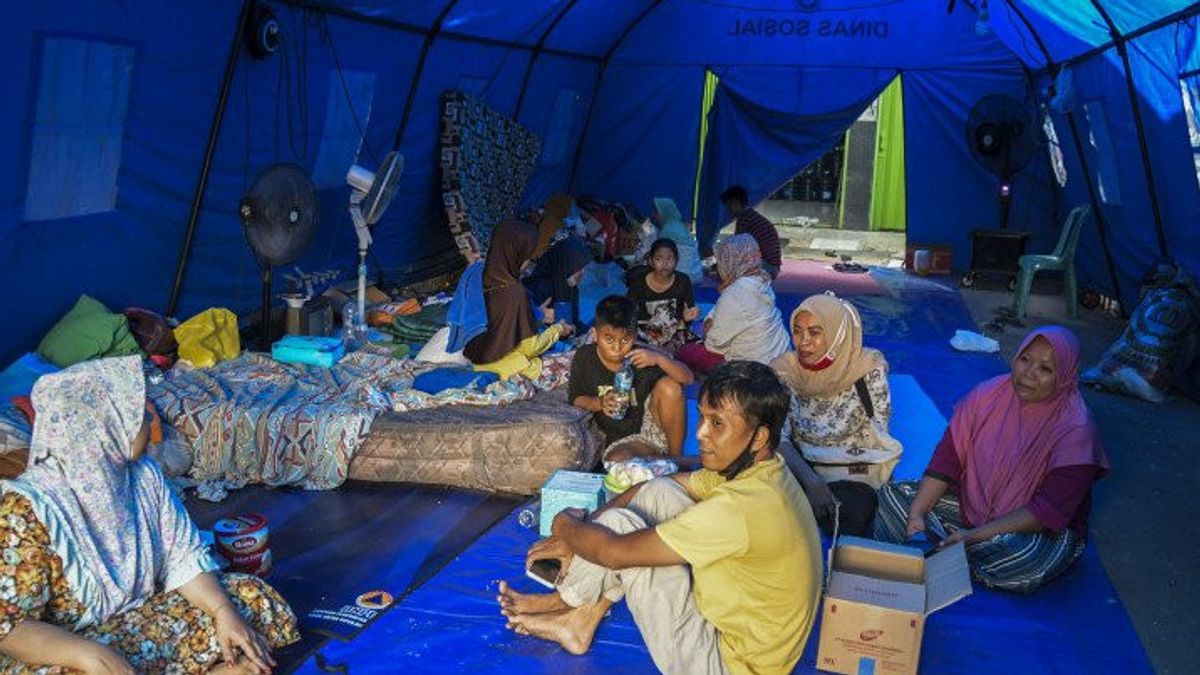 避難民40家族がレバクの陸上移動災害を避ける