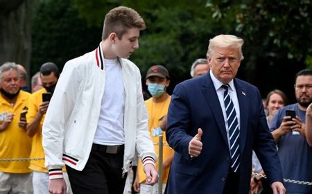 Putra dan Pengacara Pribadi Donald Trump Positif COVID-19