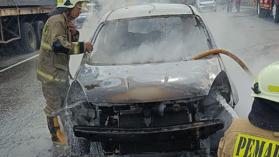 Grand Livina Car Caught Fire, Gedong-Soetta Airport Toll Traffic Was Congested