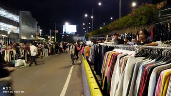 The Spirit Of Used Clothing Sellers At Pasar Senen, Serama Expressing Ramadan Full Month Of Blessings, But The Rights Of Road Users Are Confiscated