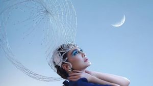 Cantiknya Kelewatan, Intip 7 Potret Luna Maya Pakai Aksesoris Unik untuk Rambutnya