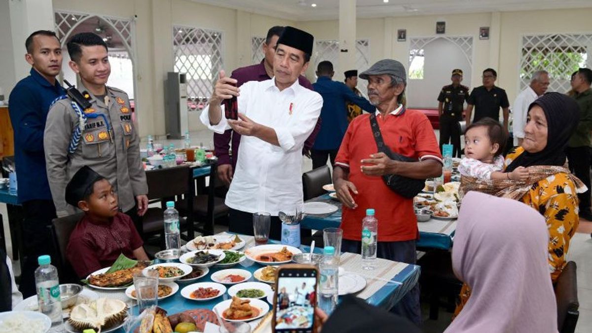 Jokowi Ajak Makan Siang Warga Kampar Riau: Bagaimana Makannya? Kok Enggak Habis?