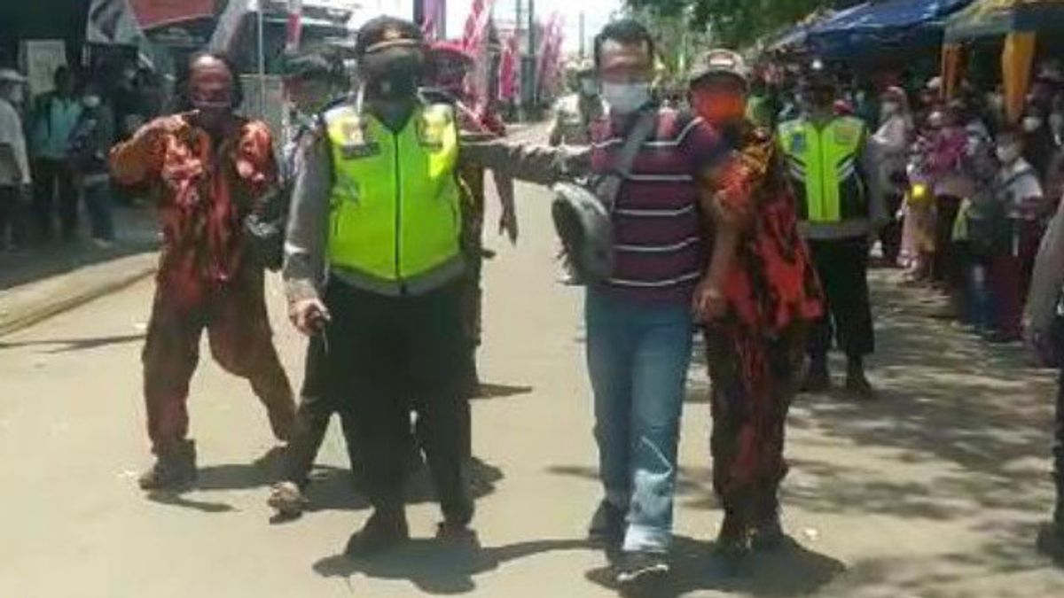 Le Chef De La Police Nationale Demande à La Police Humaniste De Garder RI 1, Même PP Ormas Protège Les Résidents De Cilacap Pendant La Visite De Jokowi