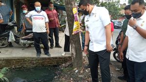 Bobby Nasution Blusukan Cek Got, Tak Ingin Air Drainase ‘Galau’