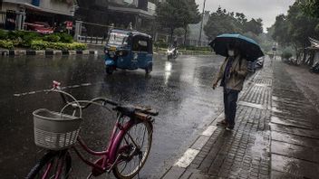 木曜日の朝の活動は妨害され、ジャボデタベックに雨が降りました